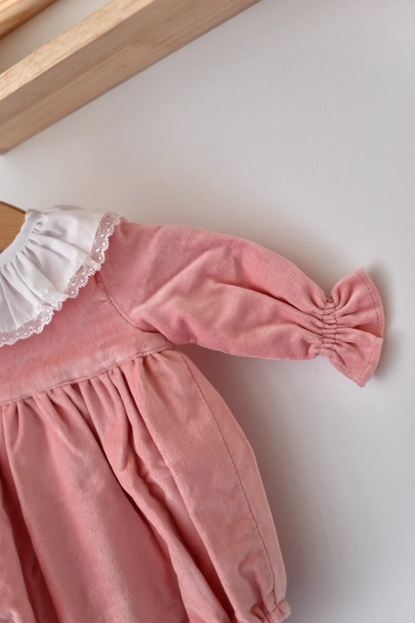 Fofo Bebe em Veludo Rosa com Renda