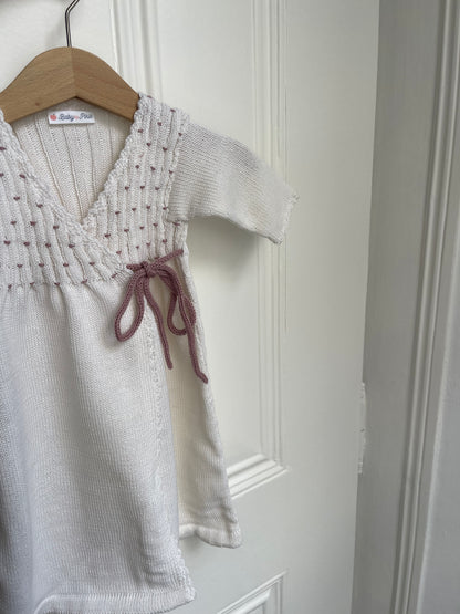 Cueiro com touca bordado à mão