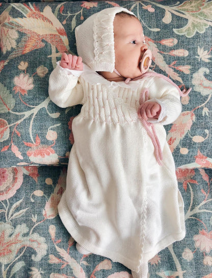 Cueiro com touca bordado à mão